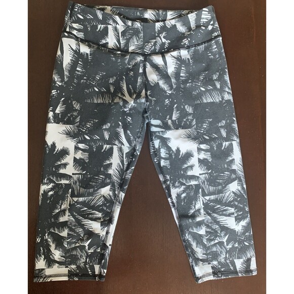 Fabletics Define Mid Rise Crop Legging Womens Sz Medium Black White Malibu Print - Picture 1 of 9